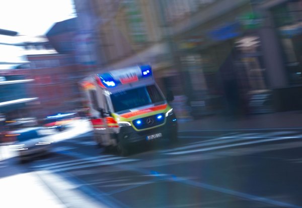 Zwei Menschen sind bei einem Zusammenstoß von zwei Autos in Mönchengladbach-Waldhausen verletzt worden. (Symbolbild) - © Jens Büttner/dpa