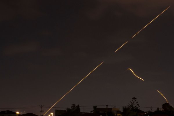 Das israelische Luftabwehrsystem feuert, um Raketen abzufangen. - © Ariel Schalit/AP/dpa