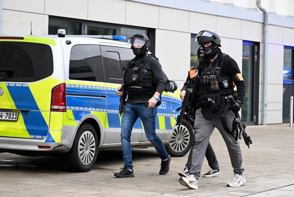 Messerangriff auf Mitschüler: Jugendlicher wegen dreifachen versuchten Mordes verurteilt. (Archivbild) - © Roberto Pfeil/dpa
