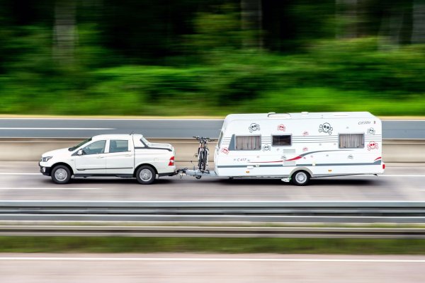Fahren ja, Parken eher schlecht: Viele Raststätten bieten keine speziellen Parkplätze für Wohnwagen-Gespanne und Wohnmobile, zeigt ein ADAC-Test. - © Hauke-Christian Dittrich/dpa/dpa-tmn