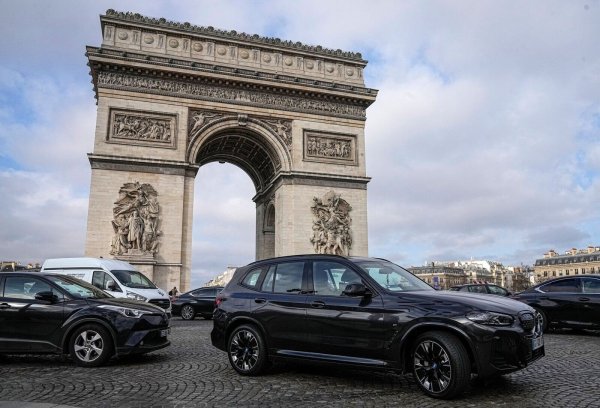 Wer mit einem schweren Auto nach Paris kommt, muss für das Parken tiefer in die Tasche greifen. (Archivbild) - © Michel Euler/AP/dpa