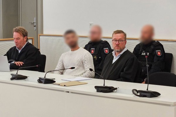 Kopfschüttelnd hörte sich der Angeklagte das Urteil gegen ihn an. - © Christian Brahmann/dpa