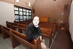 Gemeindevorsteher Thorsten Dodt im ehemaligen neuapostolischen Versammlungsraum in Oerlinghausen an der Zeppelinstra&szlig;e. - &copy; Foto: Gringel