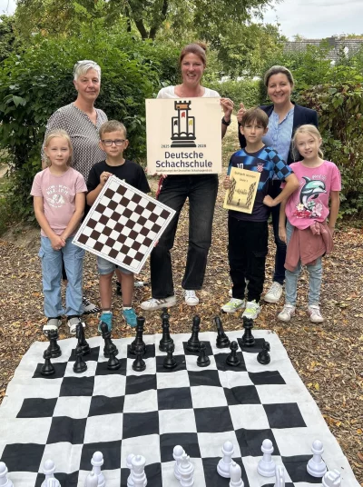 Elke Bacon, Maren Schamberger, Anja M&uuml;ller (von links) mit Sch&uuml;lern der Schach-AG. - &copy; Stadt Lage