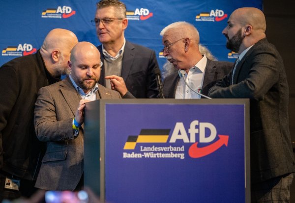 AfD-Politiker um Markus Frohnmaier beratschlagen in der Stadthalle über das weitere Vorgehen beim Landesparteitag. - © Christoph Schmidt/dpa