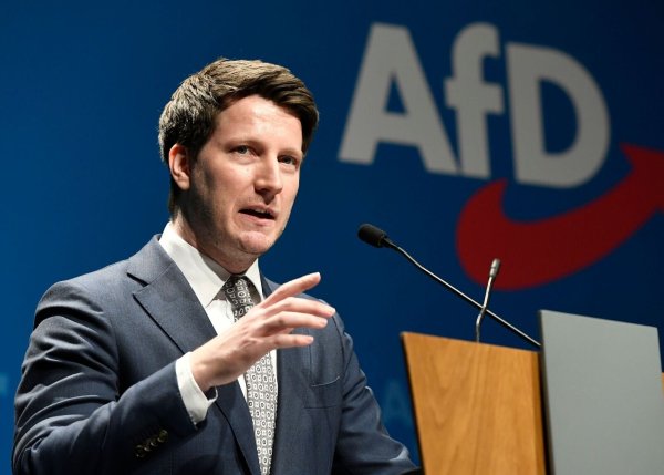 Martin Vincentz, Landesvorsitzender der AfD in Nordrhein-Westfalen, bewirbt sich auf einem Parteitag in Marl für eine zweite Amtszeit. - © Roberto Pfeil/dpa