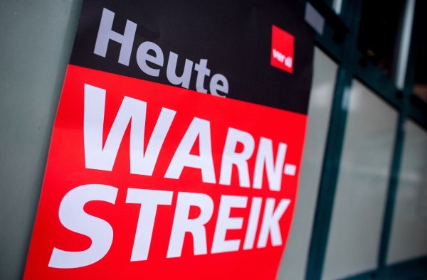 Auch in NRW haben sich Tausende an Warnstreiks beteiligt. - © Hauke-Christian Dittrich/dpa
