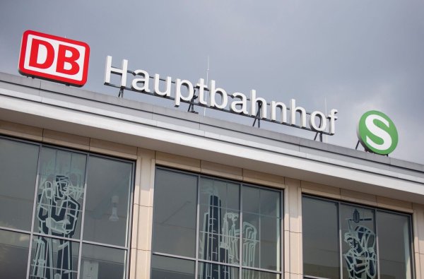An einem Fahrkartenschalter im Dortmunder Hauptbahnhof soll ein Mann am Mittag einen Mitarbeiter mit einem Messer angegriffen haben. (Symbolbild) - © Thomas Banneyer/dpa