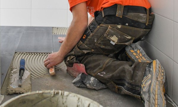 Fliesenleger: Das deutsche Handwerk beklagt einen Mangel an Nachwuchs. (Archivbild) - © Patrick Pleul/dpa-Zentralbild/dpa