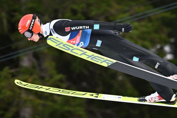 Karl Geiger beim Teamspringen. - © Hendrik Schmidt/dpa