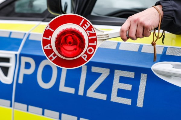 Gleich zweimal wurde der Porsche eines 25-Jährigen sichergestellt. (Symbolbild) - © Jan Woitas/dpa