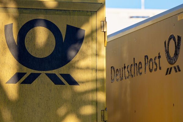 Von dem Stellenabbau ist der Brief- und Paketbereich von DHL in Deutschland betroffen. - © Henning Kaiser/dpa