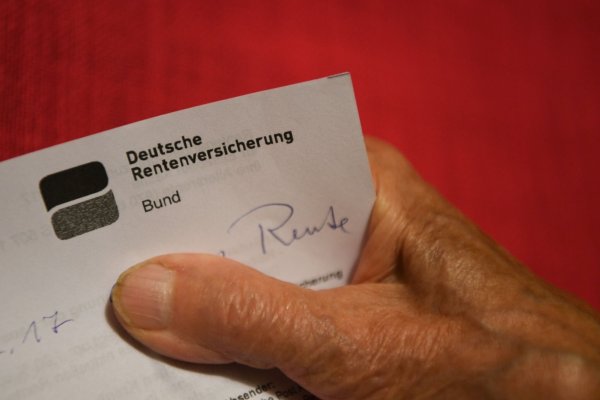 Eine Rentnerin hält ihren Rentenbescheid in der Hand. - © Felix Kästle/dpa