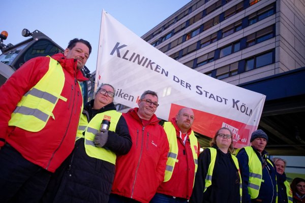 Auf die Straße statt zum Arbeitsplatz: An vielen Orten in NRW sind Warnstreiks angelaufen. - © Henning Kaiser/dpa