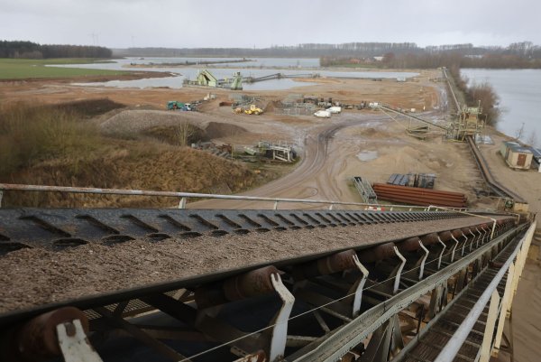 Ein Förderband transportiert Sand am Baggersee der Weeze Kies GmbH & Co.KG der Hülskens Holding. Bei den Klagen gegen den Regionalplan Ruhr geht es neben weiteren Streitpunkten auch um den Kiesabbau. (Archivbild) - © Oliver Berg/dpa