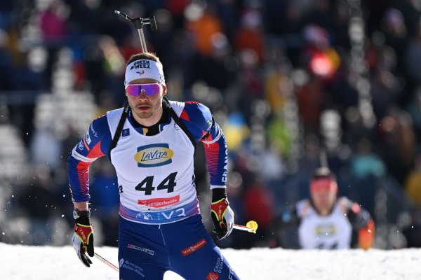 Feiert einen Sprintsieg: Frankreichs Biathlet Emilien Jacquelin. - © Martin Schutt/dpa