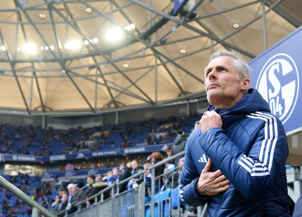 Schalkes Trainer Kees van Wonderen kan mit Blick auf sein Personal vor dem Spiel bei Hertha BSC ein wenig aufatmen. - © Bernd Thissen/dpa