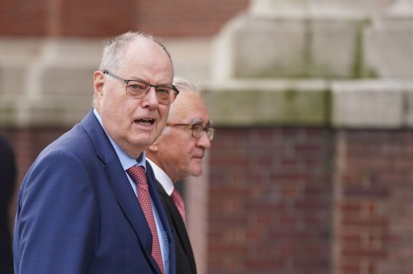 Der ehemalige Bundesfinanzminister Peer Steinbrück (SPD) hält das geplante enorme Finanzpaket von Union und SPD für Verteidigung und Infrastruktur für richtig. (Archivbild) - © Marcus Brandt/dpa