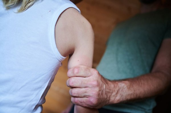 In Jugendämtern fehlen Fachkräfte, kritisiert der Landkreistag NRW. Schutzrechte der Kinder und Jugendlichen könnten daher nicht ausreichend gewährleistet werden. (Symbolbild). - © Annette Riedl/dpa