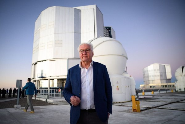 Bundespräsident Frank-Walter Steinmeier kann sich für Weltraumtechnik begeistern. - © Bernd von Jutrczenka/dpa
