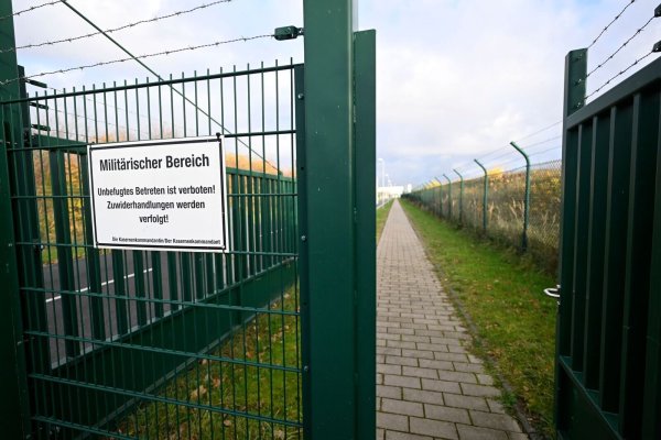 Die nordrhein-westfälische Landesregierung will an allen Stellschrauben drehen, um die Bundeswehr im Rahmen ihrer Möglichkeiten zu stärken. (Archivbild) - © Roberto Pfeil/dpa