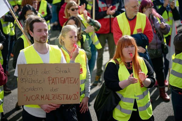 Mehr Geld, mehr Zeit: Dafür protestieren die Beschäftigten im öffentlichen Dienst. - © Henning Kaiser/dpa