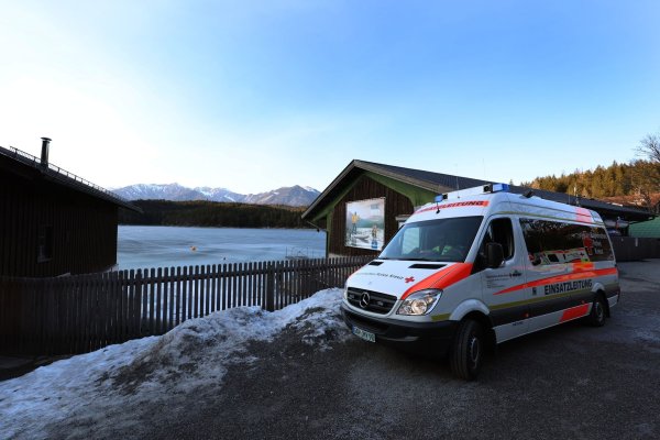 Ein Einsatzfahrzeug des Roten Kreuzes steht am Ufer des Eibsees, nahe der Stelle an der am Nachmittag mehrere Menschen im Eis eingebrochen waren. - © Karl-Josef Hildenbrand/dpa