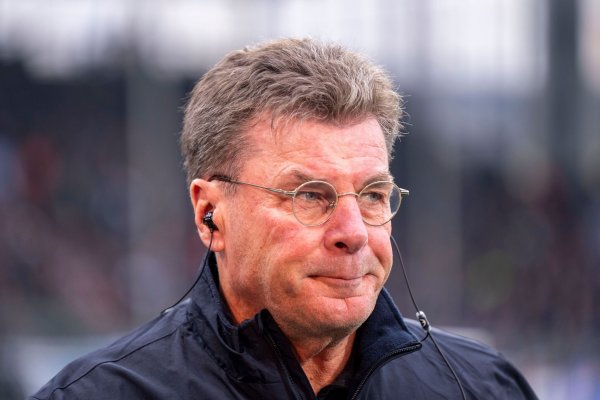 Bochums Trainer Dieter Hecking macht sich wenig Hoffnung auf einen Sieg beim FC Bayern München. - © David Inderlied/dpa