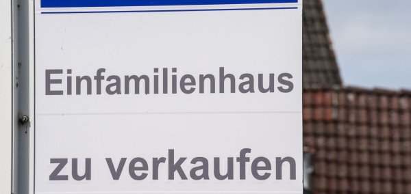 Bei einer Maklerprovision für Einfamilienhäuser gelten andere Regeln als für Mehrfamilienhäuser und Gewerbeimmobilien. - © Marcus Brandt/dpa