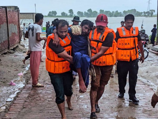 In der bevölkerungsreichsten Provinz Punjab mussten Zehntausende Menschen ihre Dörfer verlassen. (Foto Handout) - © Uncredited/Pakistan\\\'s National Disaster Management Authority via AP/dpa