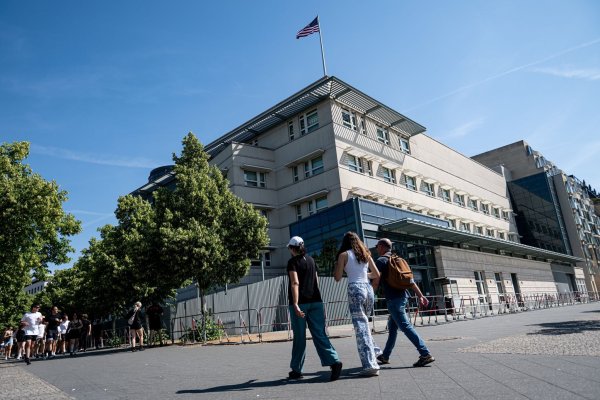 Die US-amerikanische Botschaft in Berlin lobt das mutige Eingreifen des 20 Jahre alten US-Bürgers. Laut Polizei soll er eingeschritten sein, als zwei Männer junge Frauen belästigten. Daraufhin wurde der 20-Jährige mit einem Messer angegriffen. (Archivbild) - © Fabian Sommer/dpa