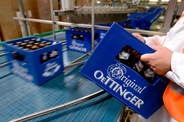 Produktion in der Oettinger Brauerei in Braunschweig. Derzeit ruht die Produktion wegen eines Warnstreiks. (Archivbild) - © Peter Steffen/dpa