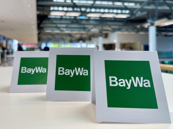 Tischaufsteller bei der Baywa-Hauptversammlung in München. Ein Jahr nach der Fast-Pleite des Traditionsunternehmens hat sich die Staatsanwaltschaft mit einem Ermittlungsverfahren eingeschaltet. (Symbolbild) - © Carsten Hoefer/dpa
