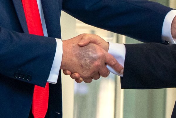 Zu sehen beim Händedruck mit dem südkoreanischen Präsidenten Lee: ein Bluterguss auf Trumps rechter Hand. - © Alex Brandon/AP/dpa