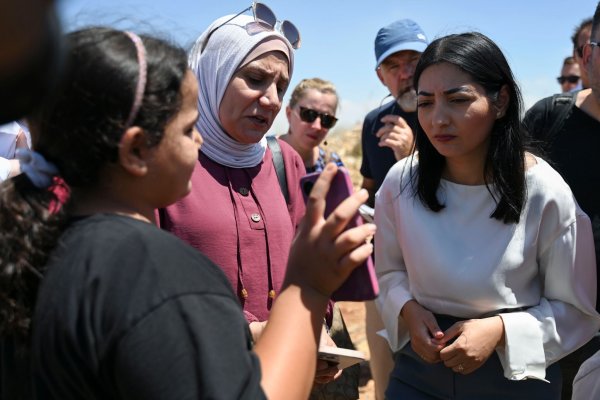 Die Bundesministerin tauschte sich im Westjordanland mit einer Familie aus. - © Katharina Kausche/dpa