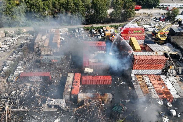 Brandbekämpfung an mehreren Stellen gleichzeitig - der Großbrand im Hamburger Hafen hat rund 320 Einsatzkräfte beschäftigt. - © Marcus Golejewski/dpa