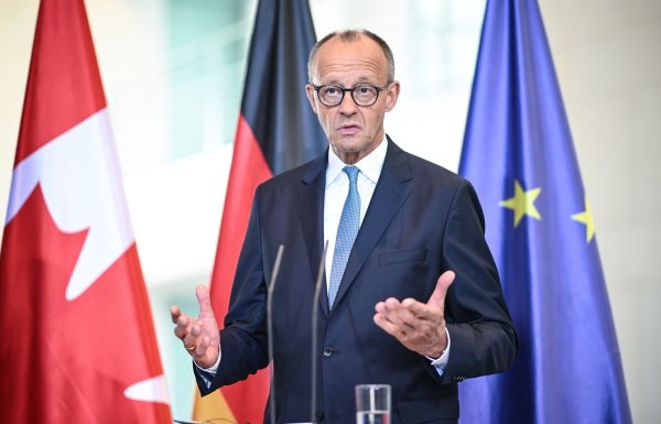 Der Kanzler sieht das Veto seines Außenministers gegen das Wehrdienstgesetz als «ein ganz übliches, normales Regierungshandeln». - © Britta Pedersen/dpa