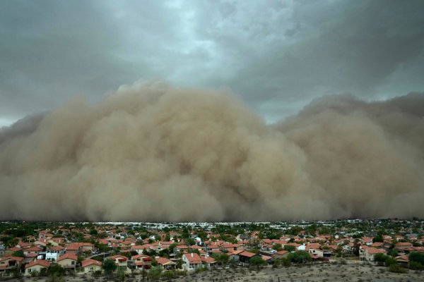 Ein gigantischer Staubsturm legte sich über den Großraum Phoenix. - © Ross D. Franklin/AP/dpa