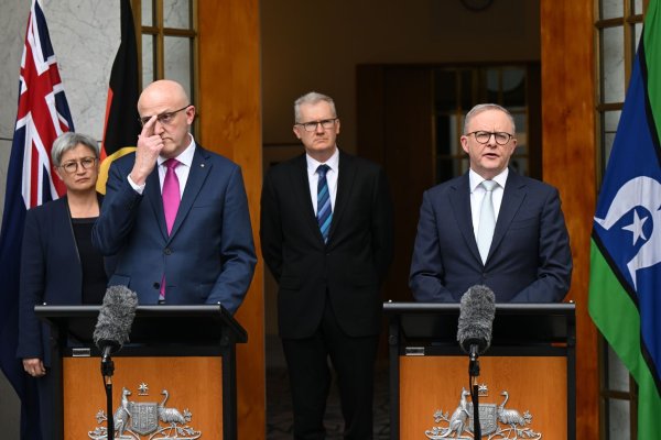Australiens Regierung reagiert mit drastischen Maßnahmen auf die mutmaßliche Verwicklung des Iran in antisemitische Attacken. - © Lukas Coch/AAP/dpa