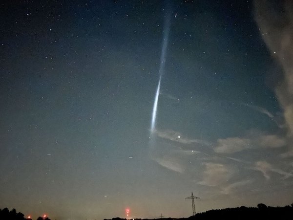 Was ist denn das? - Treibstofftropfen einer Rakete hinterlassen Lichtstreifen (Foto-Handout) - © Klein/vifogra/dpa