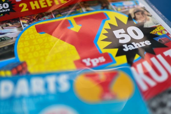 Die Sonderausgabe ist ein Doppelpack. - © Sebastian Gollnow/dpa