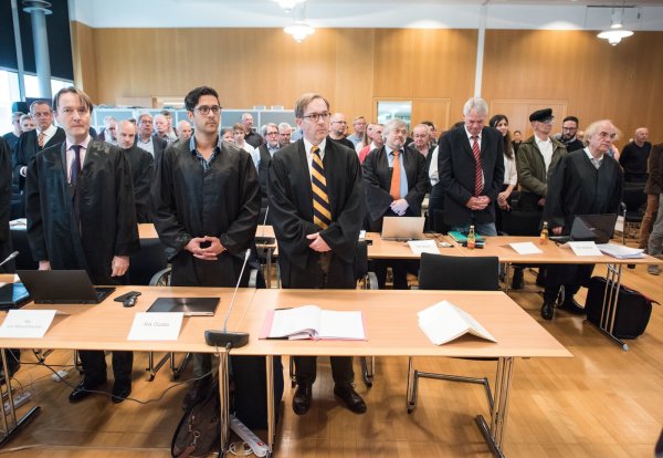 Insgesamt 19 Opfer-Anwälte gibt es, manche haben nach dem Auschwitz-Urteil einen Revisionsantrag gestellt. Ernst von Münchhausen und Onur Özata (vorne, von links) sowie (hinten von rechts) Thomas Walther, Cornelius Nestler und Manuel Mayer verzichten darauf. - © picture alliance / dpa