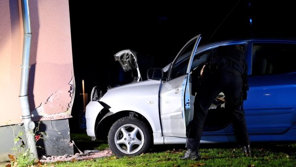 Ein Auto ist in Solingen gegen eine Hauswand geprallt. - © -/tv7news/dpa