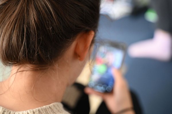 Schluss machen mit den Dating-Apps? Eine Absage an die Liebe ist das nicht. (Symbolbild) - © Niklas Graeber/dpa