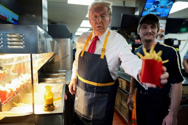 Schick in Schürze: Trump hat sein Jackett gegen die Arbeitskleidung bei McDonald\\\'s eingetauscht. - © Doug Mills/The New York Times Pool via AP/dpa