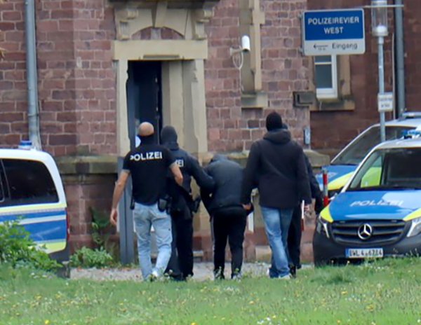 Nach der Festnahme in Bernau bei Berlin wurde der Verdächtige zur Haftvorführung am Bundesgerichtshof nach Karlsruhe gebracht. - © René Priebe/dpa