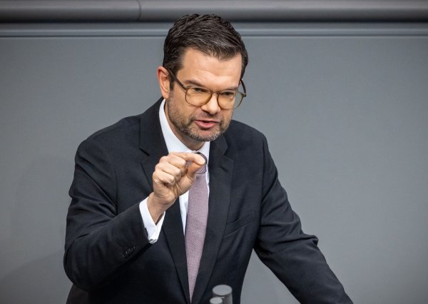 Buschmann warnt vor den Gefahren des islamistischen Terrors in Deutschland. (Archivbild) - © Michael Kappeler/dpa