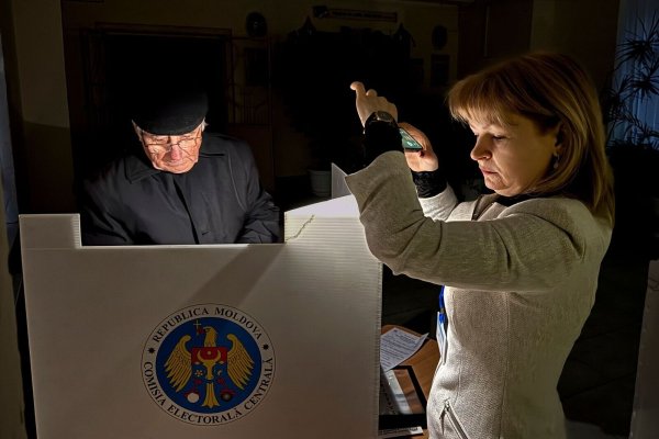 In der völlig verarmten Ex-Sowjetrepublik Moldau stimmen die Menschen bei einer Präsidentenwahl und einem EU-Referendum über die Zukunft des Landes ab. - © Nicolae Dumitrache/AP