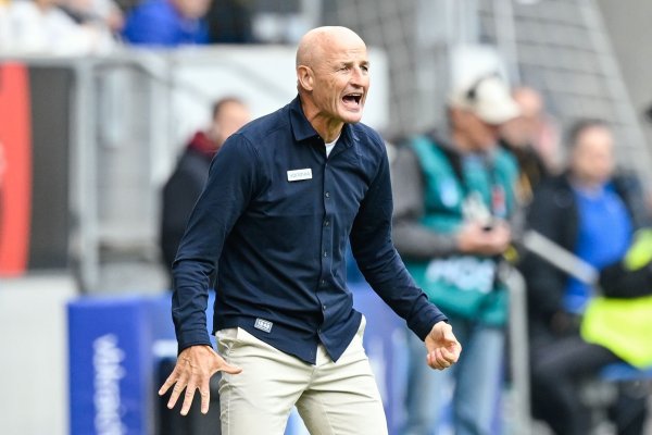 Trainer Peter Zeidler hat mit dem VfL Bochum noch kein Pflichtspiel gewonnen. - © Uwe Anspach/dpa