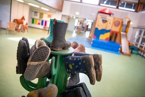 Der Bedarf an Betreuungsplätzen dürfte sich im Osten und Westen Deutschlands der Studie zufolge unterschiedlich entwickeln. (Symbolbild) - © Sina Schuldt/dpa